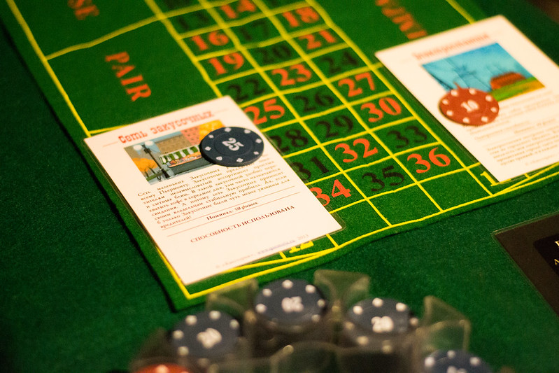 Ведущий развлекает гостей на корпоративе в Архангельске