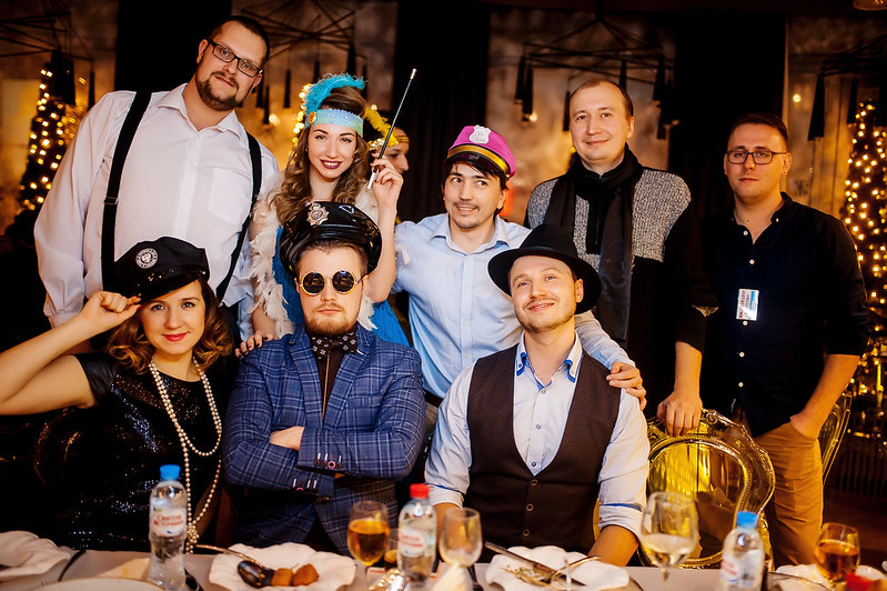 Команда компании празднует Новый год в ресторане Архангельске