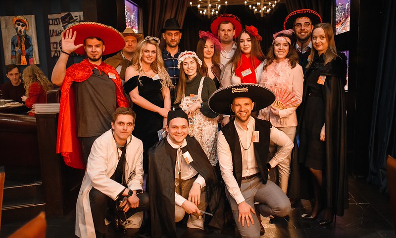 Корпоратив на Новый год в Arkhangelsk — празднично украшенный банкетный зал