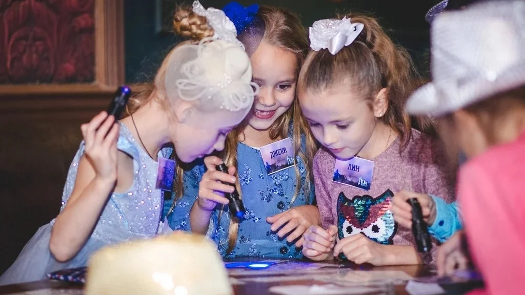 Квест на&nbsp;8&nbsp;марта в&nbsp;школе &laquo;Дом с&nbsp;привидениями&raquo;: подружки вооружились фонариками и&nbsp;обнаружили невидимые улики. 